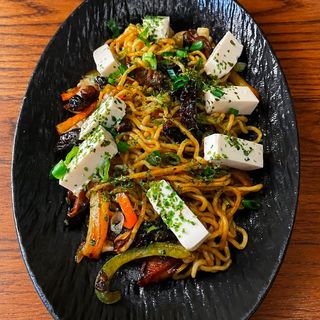 Yakisoba vegetal (legume, tofu, ciuperci)