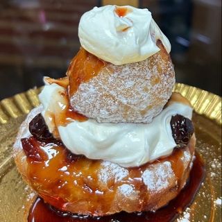 Papanași cu dulceață de fructe de pădure
