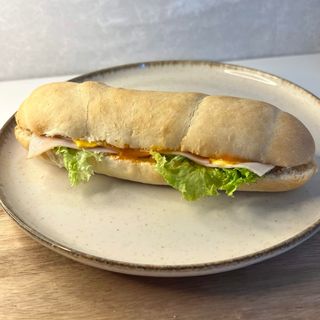 Sandwich Cu Șuncă De Pui Și Cheddar