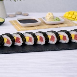 Tuna mango maki