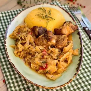 Varza calita cu carne de porc si mamaliguta