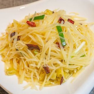 Hot and Sour Potatoes酸辣土豆丝Kiselo-ljuti rendani krompir