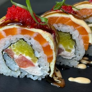 Рол з лососем, тунцем та креветкою