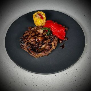 Рібай З Овочами Гриль Та Карамелізованою Цибулею