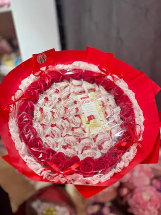 Buchet din Raffaello și trandafiri roșii din săpun