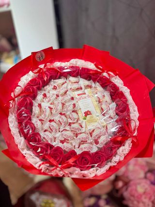 Buchet din Raffaello și trandafiri roșii din săpun