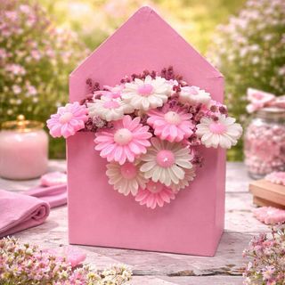 Aranžman svijeća u obliku kamilice u premium ružičastoj kutiji u obliku koverte