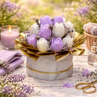 Aranžman svijeća u obliku lala u lila i bijeloj boji u premium kutiji sa mermernim dezenom