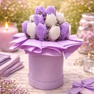Aranžman lila i bijelih svijeća u obliku lala u premium lila cilindričnoj kutiji
