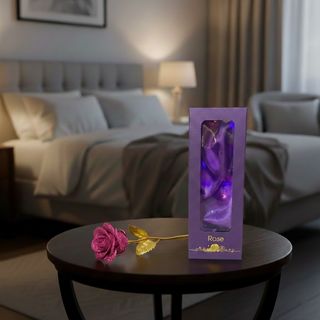 Fušija svjetlucava ruža sa zlatnom stabljikom u ljubičastoj kutiji sa prozorom