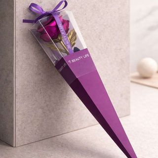 Ruža od fuksija zlatne folije u premium ljubičastoj koničnoj kutiji