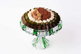Coupe ronde en verre transparent à relief en vert émeraude sur pied (V18GM)