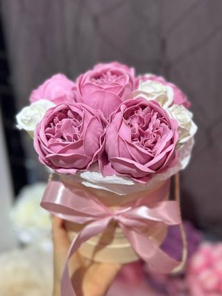 Buchet din bujori lila și trandafiri albi din săpun
