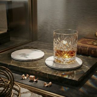 Luksuzni set od dva podmetača od vještačke kože sa izgledom mermera