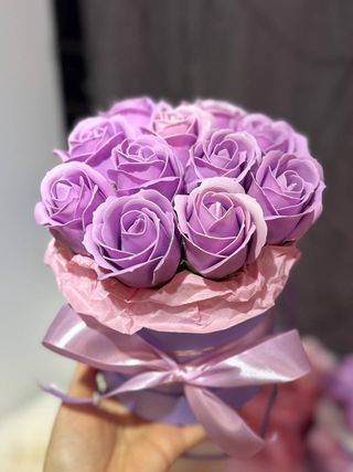 Buchet din 11 trandafiri lila de săpun