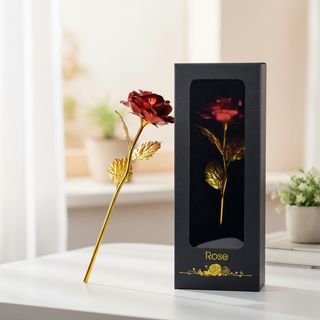 Crvena folija ruža sa zlatnom stabljikom u crnoj kutiji sa prozorom