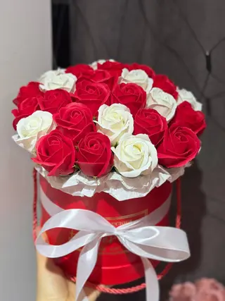 Buchet din săpun roșu-alb, 25 trandafiri
