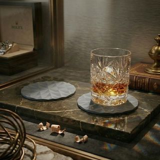 Luksuzni set od dva podmetača sa geometrijskom prizmatičnom teksturom