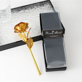 Potpuno zlatna folija ruža u modernoj kutiji sa providnim poklopcem