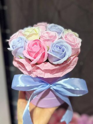 Buchet din săpun roz-albastru, 13 trandafiri