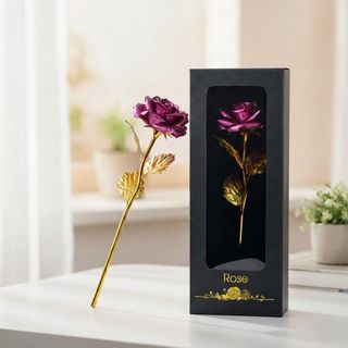 Ljubičasta folija ruža sa zlatnom stabljikom u crnoj kutiji sa prozorom