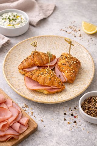 Mini croissant feuilleté garni de dinde et fromage - 1 pièce