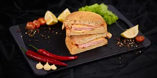 Чіабата з шинкою,сиром ,червоним соусом