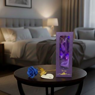 Safir plava svjetlucava ruža sa zlatnom stabljikom u ljubičastoj kutiji sa prozorom