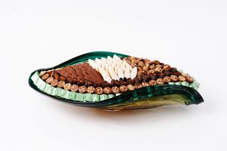 Médaillon feuille en verre teinté vert et ambré à double tonalité et bordure ondulée (V17GM)