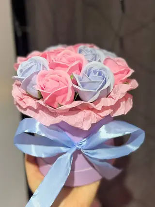 Buchet din săpun roz-albastru, 11 trandafiri