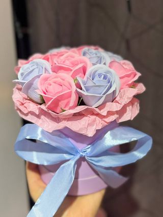 Buchet din săpun roz-albastru, 11 trandafiri