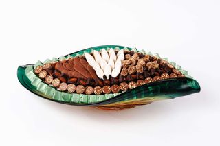 Médaillon feuille en verre teinté vert et ambré à double tonalité et bordure ondulée (V17MM)