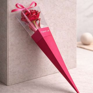 Kristalno crvena ruža od zlatne folije u premium tamno ružičastoj koničnoj kutiji