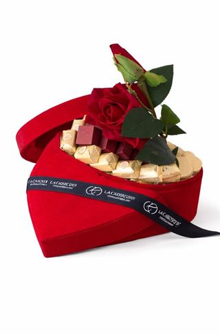 Coffret cœur élégant rempli d’un assortiment de chocolats premium et décoré de roses. Idéal pour offrir lors d’occasions spéciales. Les formes de chocolats et les ganaches peuvent varier selon la disponibilité au magasin.