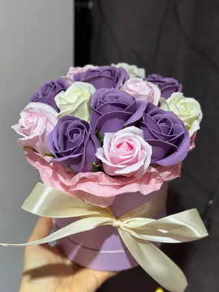 Buchet de flori din săpun violet și alb, 13 trandafiri