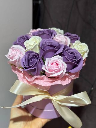 Buchet de flori din săpun violet și alb, 13 trandafiri