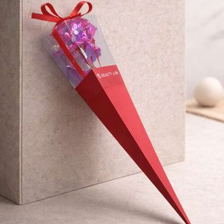 Kristalno ružičasta ruža od zlatne folije u premium crvenoj koničnoj kutiji