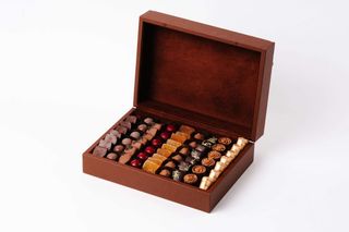 Coffret rectangulaire en marron rehaussé de fines touches dorées (V6GM)