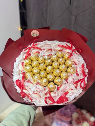Buchet din Raffaello și Ferrero Rocher inimă