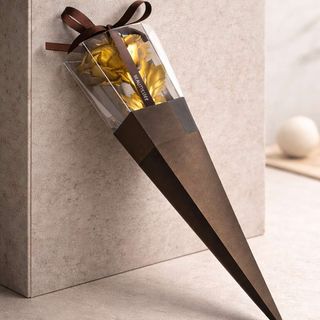 Zlatna folija ruža u premium smeđoj koničnoj kutiji