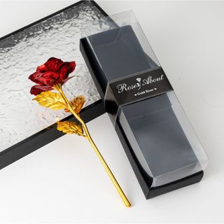 Crvena folija ruža sa zlatnom stabljikom u modernoj kutiji sa providnim poklopcem