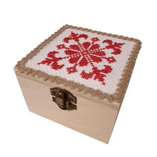 Cufăr natur 11x11x7cm decorat cu etamină cusuta manual – 11x11x7cm