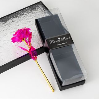 Fušija folija ruža sa zlatnom stabljikom u modernoj providnoj kutiji