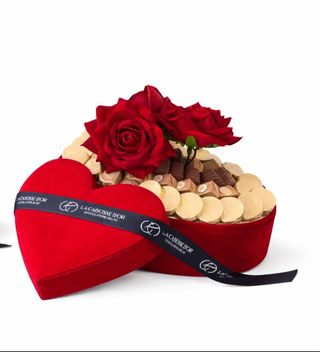 Coffret cœur élégant rempli d’un assortiment de chocolats premium et décoré de roses. Idéal pour offrir lors d’occasions spéciales. Les formes de chocolats et les ganaches peuvent varier selon la disponibilité au magasin.