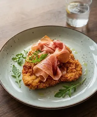 Cotoletta di pollo con taleggio e prosciutto