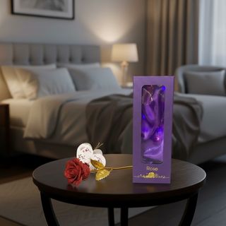 Crvena svjetlucava ruža sa zlatnom stabljikom u ljubičastoj kutiji sa prozorom