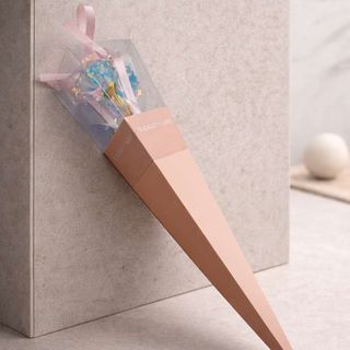 Holografska ruža od zlatne folije u premium krem koničnoj kutiji