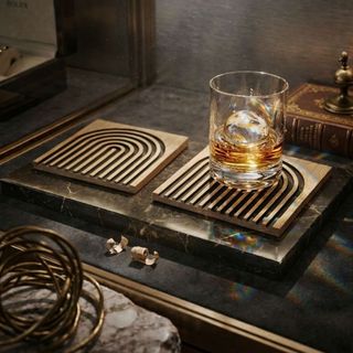 Luksuzni set od dva drvena podmetača sa geometrijskim uzorkom