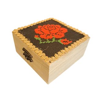 Cufăr natur simplu din lemn decorat cu etamină – 10x10x5cm – trandafir