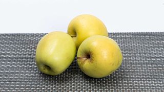 Jabuka zlatni delises 0.5 kg